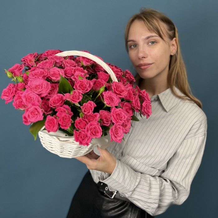 25 кустовых малиновых роз Глория в корзине